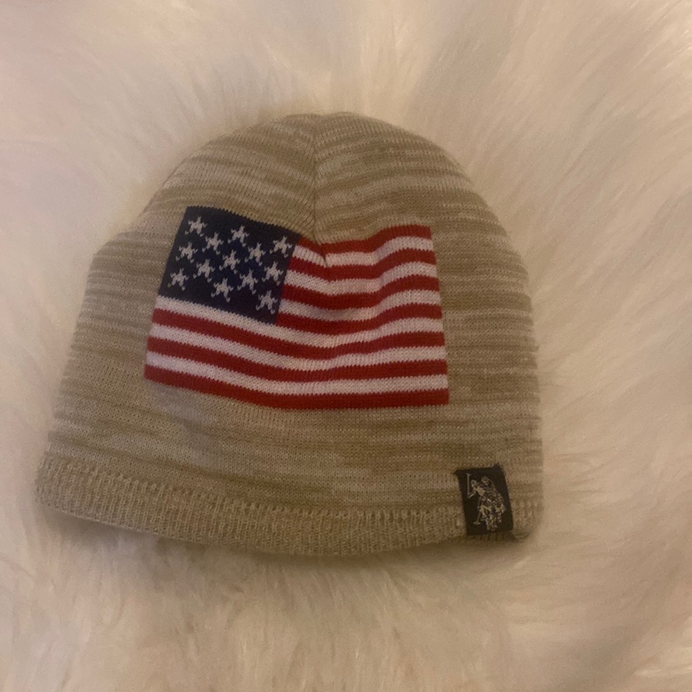 US POLO ASSN one size skull cap with a USA flag 🇺🇸 on the front, gently worn.